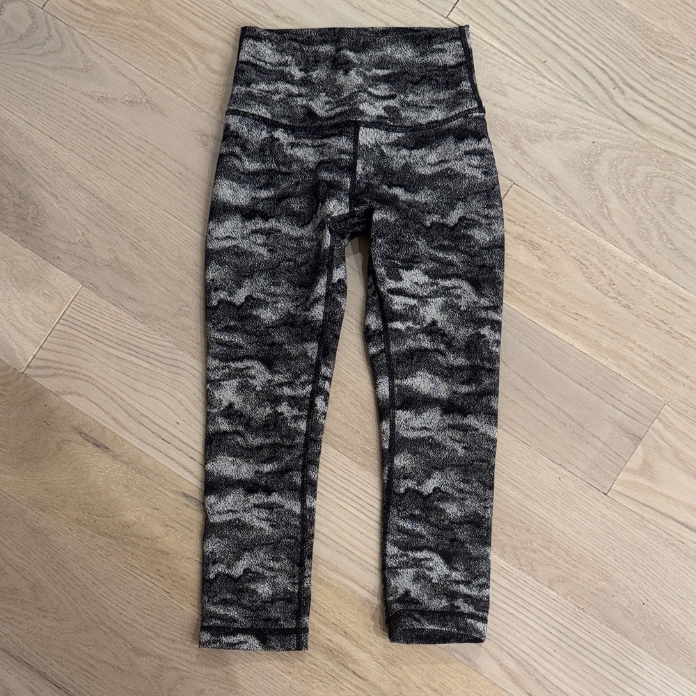 Lululemon Wunder Under Hi-Rise Tight
Luon Hazy Days Black White size 4